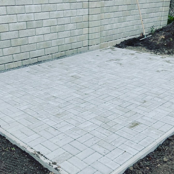 Zámková dlažba pod pergolou — dokončená realizace