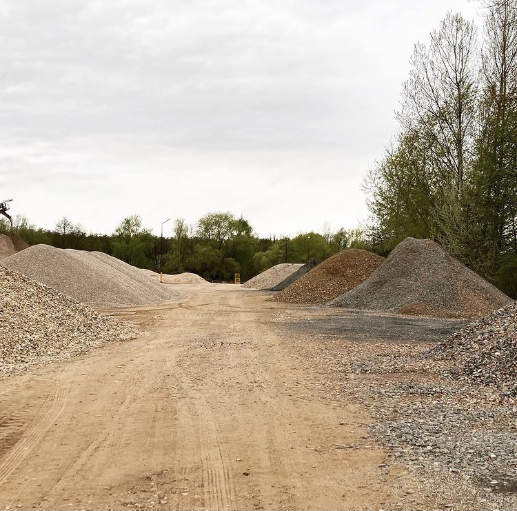Nákladní automobil s dovozem sypkého materiálu